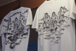 1枚1枚手書きのお土産用Tシャツ